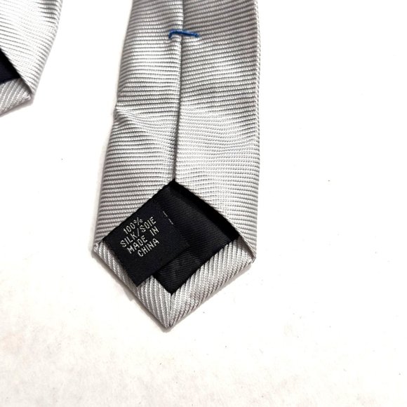 Mens Silver Kenneth Cole Reaction Classic Spring Solid Tie 100% Silk Business - Picture 4 of 5